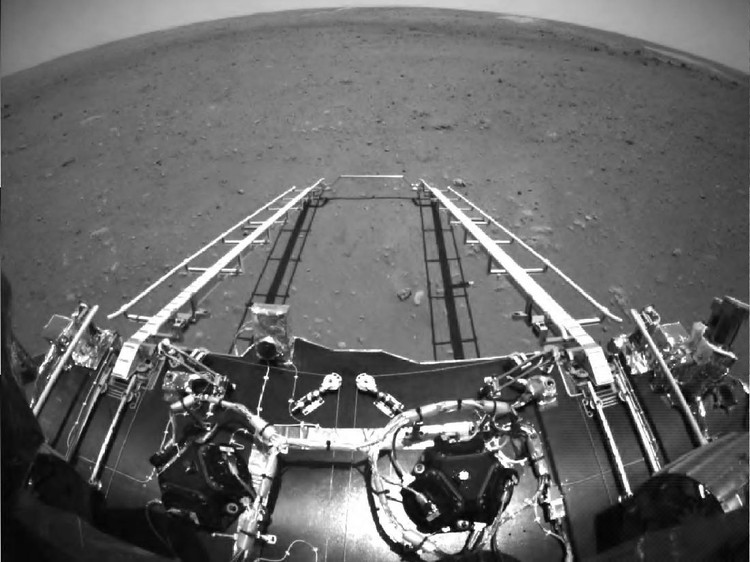 Zhurong Foto pertama rover Zhurong dari Mars