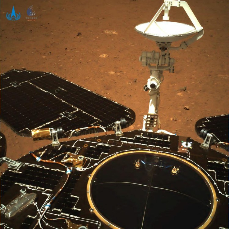 Foto pertama rover Zhurong dari Mars