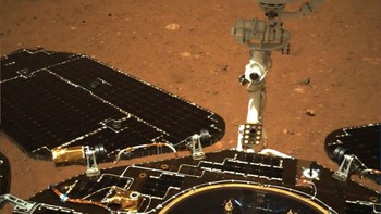 Sedangkan foto berwarna diambil oleh kamera navigasi yang berada di dek utama rover. Foto ini memperlihatkan bagian belakang Zhurong dengan antena dan panel suryanya yang sudah terbuka (Foto: CNSA)