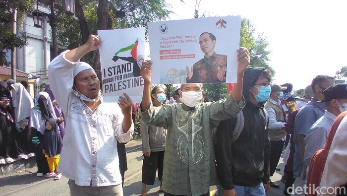 Aksi kecaman atas serangan Israel ke Palestina digelar di Solo, Jumat (21/5/2021).
