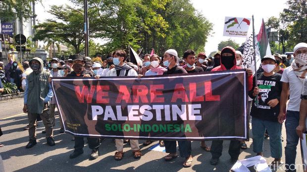 Aksi kecaman atas serangan Israel ke Palestina digelar di Solo, Jumat (21/5/2021).