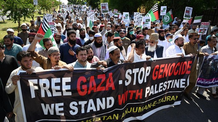 Demonstrators hold placards and shout slogans as they march in support of Palestine during an anti-Israel protest rally in Islamabad on May 21, 2021. (Photo by Aamir QURESHI / AFP)
