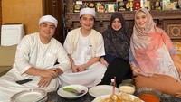 Kalau yang satu ini adalah momen kuliner Ameer dengan sang ibu, Alvin dan Oki Setiana Dewi. Terlihat aneka santapan disajikan di atas meja. Foto: Instagram @ameer_azzikra