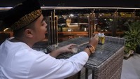 Nah, ini dia pose kesepian Ameer saat kulineran. Ia selalu berpura-pura menyuapi seseorang yang ia anggap adalah kekasihnya. Foto: Instagram @ameer_azzikra