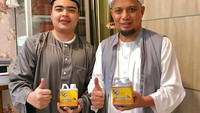 Dijuluki sebagai bos madu, nah ini adalah pose  Ameer bersama alm Ustaz Arifin Ilham sambil memegang madu bisnisnya bersama majelis. Foto: Instagram @ameer_azzikra