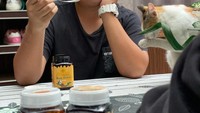 Anak kedua dari alm Ustaz Arifin Ilham ini akan menikah dengan seorang wanita cantik bernama Nadzira Shafa. Ia telah mengenalkan sosoknya lewat Instagram pribadinya. Foto: Instagram @ameer_azzikra