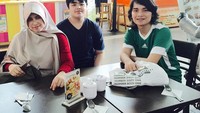 Ameer yang disebut-sebut sebagai bos madu ini juga sering kulineran bersama sang kakak, Muhammad Alvin Faiz dan sang ibunda. Foto: Instagram @ameer_azzikra