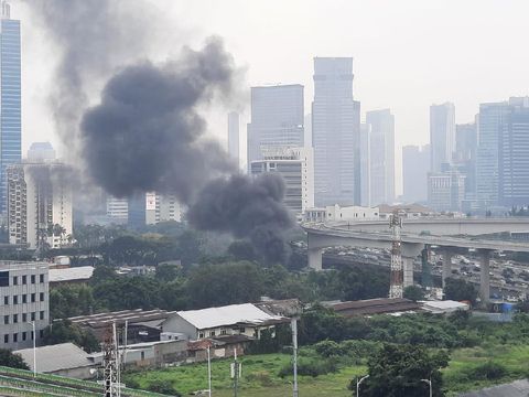 Asap tebal membumbung di Jaksel