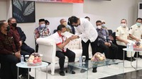 Salah satu panitia acara Seleksi dan Latihan Gabungan Paskibraka Provinsi DKI Jakarta menjabat tangan Ibnu Hasan sebagai bentuk penyambutan.  