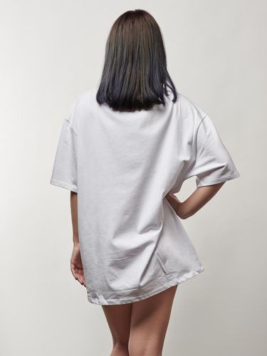 Ilustrasi wanita memakai kaus.