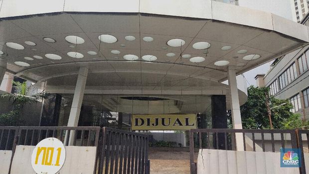 Suasana Gedung dan Perhotelan di kawasan Jakarta yang dipasang spanduk di jual, Jakarta, Jumat (21/5/2021). Pengusaha di sektor perhotelan mulai angkat tangan dengan pandemi Covid-19 yang belum diketahui selesai kapan. Mereka bukan hanya menutup operasional, namun hingga menjual aset properti. Pantauan CNBC Indonesia dilapangan petugas keamanan yang tidak mau disebutkan namanya mengatakan 