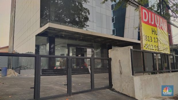 Suasana Gedung dan Perhotelan di kawasan Jakarta yang dipasang spanduk di jual, Jakarta, Jumat (21/5/2021). Pengusaha di sektor perhotelan mulai angkat tangan dengan pandemi Covid-19 yang belum diketahui selesai kapan. Mereka bukan hanya menutup operasional, namun hingga menjual aset properti. Pantauan CNBC Indonesia dilapangan petugas keamanan yang tidak mau disebutkan namanya mengatakan 
