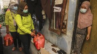 Selain itu, petugas juga memberikan paket bahan pokok ke warga yang menjalani isolasi mandiri di Jalan As-Syafiiyah, Cipayung, Jakarta, Jumat (21/5/2021).