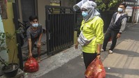 Sebanyak 25 paket bahan pokok dari bantuan Dinas Sosial DKI Jakarta dan swadaya masyarakat diberikan kepada warga yang isolasi mandiri sebagai bentuk kepedulian.