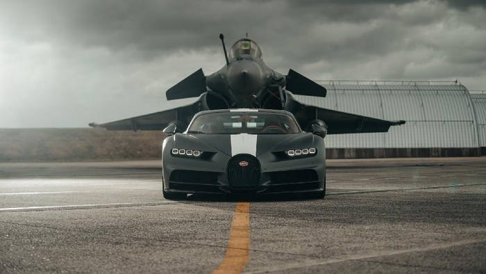 Bugatti Chiron vs Dassault Rafale