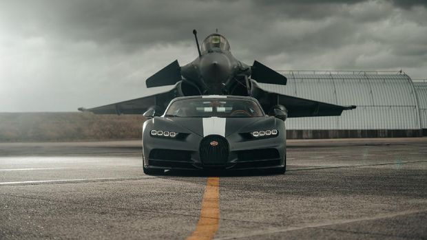 Bugatti Chiron vs Dassault Rafale