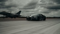 Tidak disebut ada pemenang dalam adu Bugatti Chiron Sport vs jet tempur Rafale kali ini. Sebab dinyatakan seri. Foto: Bugatti