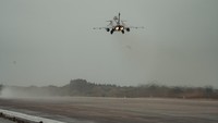 Sementara pengemudi Bugatti memulai manuver pengeremannya setelah kira-kira menempuh jarak 1,5 kilometer dalam kecepatan lebih dari 350 km jam - saat Rafale menghilang ke cakrawala. Foto: Bugatti