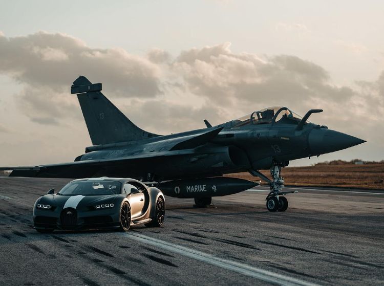Momen Adu Drag Bugatti Chiron vs Jet Tempur Incaran Prabowo