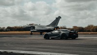 “Berangkat bersama dan sangat dekat dengan Marinir Rafale merupakan pengalaman yang luar biasa,” jelas Pierre-Henri Raphanel. Foto: Bugatti