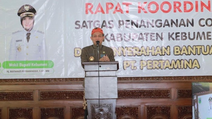 Bupati Kebumen Arif Sugiyanto di sela-sela rapat Koordinasi Satgas Penanganan COVID-19 Kabupaten Kebumen di Pendopo Rumah Dinas Bupati, Jumat (21/5/2021).
