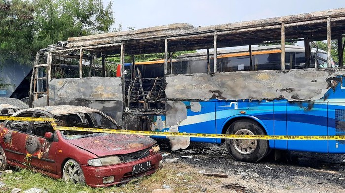 Bus JR Connexion terbakar di pos transit Mampang Prapatan, Jaksel