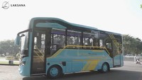 Dari bagian luar, Nucleus 5 hadir dengan desain yang cenderung mengotak. Kaca bagian depan, samping, bahkan kaca bagian belakang bus ini didesain cukup besar, sehingga menghadirkan nuansa kabin yang lega bagi penumpang. Foto: Screenshot Youtube Laksanabus