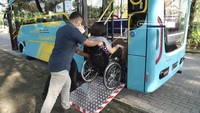 Untuk fasilitasnya ada bus stopping, hand sanitizer dan termometer automatis, model low Entry, disability friendly, USB charger, dan CCTV, terang Dewi, kepada detikOto, Jumat (21/5/2021). Foto: Screenshot Youtube Laksanabus