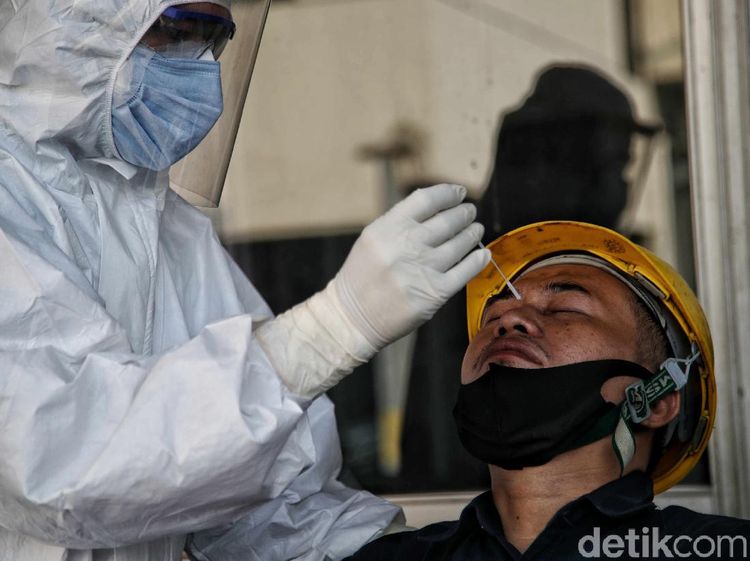 Cegah Corona, Buruh Pabrik yang Balik dari Mudik Diswab Antigen