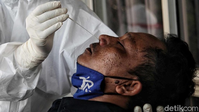 Sejumlah pekerja pabrik yang baru kembali dari mudik jalani swab antigen di Jakarta Utara. Hal itu dilakukan sebagai upaya pencegahan penyebaran COVID-19.