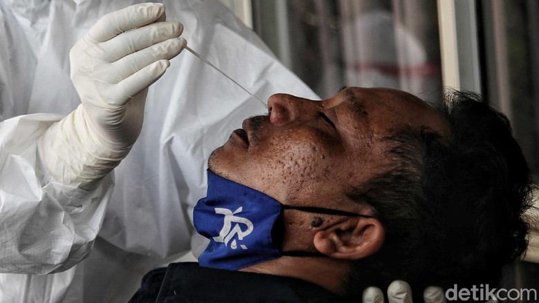 Cegah Corona, Buruh Pabrik yang Kembali dari Mudik Dites COVID-19 Sejumlah pekerja pabrik yang baru kembali dari mudik jalani swab antigen di Jakarta Utara. Hal itu dilakukan sebagai upaya pencegahan penyebaran COVID-19.