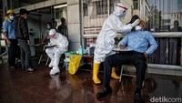 Sejumlah pekerja pabrik yang baru kembali dari mudik menjalani swab antigen di Kawasan Berikat Nusantara (KBN) Marunda, Jakarta Utara, Jumat (21/5/2021).  