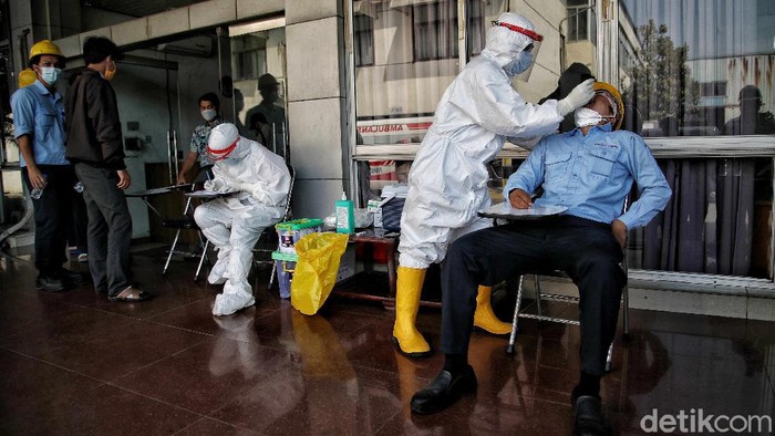 Sejumlah pekerja pabrik yang baru kembali dari mudik jalani swab antigen di Jakarta Utara. Hal itu dilakukan sebagai upaya pencegahan penyebaran COVID-19.