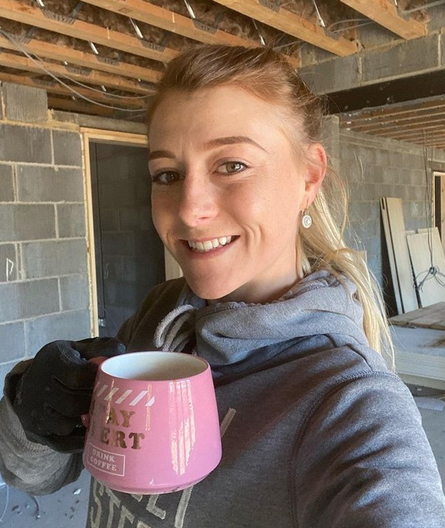 Sebelumnya, Darcie tidak pernah berpikir bekerja di industri tersebut, namun akhirnya dia terjun setelah ikut ayahnya bekerja di konstruksi. Dari situ, Darcie tahu bahwa dia suka menjadi bagian dari pembangunan. Foto: Instagram