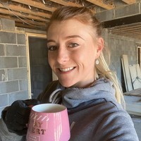 Sebelumnya, Darcie tidak pernah berpikir bekerja di industri tersebut, namun akhirnya dia terjun setelah ikut ayahnya bekerja di konstruksi. Dari situ, Darcie tahu bahwa dia suka menjadi bagian dari pembangunan. Foto: Instagram