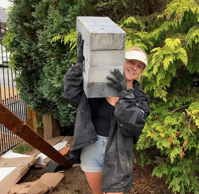 Siapa sangka pakai boots bisa juga terlihat seksi? Hal klise adalah banyak wanita yang suka dengan pria pakai seragam, tapi sebenarnya pria juga seperti itu, ungkap Darcie, seperti dikutip dari The Sun. Foto: Instagram