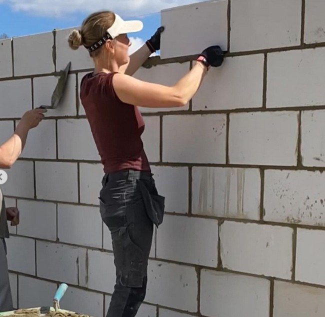 Darcie adalah kuli bangunan asal Inggris. Pesonanya tak kalah dari model. Foto: Instagram