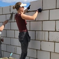 Darcie adalah kuli bangunan asal Inggris. Pesonanya tak kalah dari model. Foto: Instagram