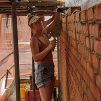 Di TikToknya, Darcie memperlihatkan konten saat dia bekerja. Mulai dari mengaduk semen sampai memasang batu bata. Foto: Instagram