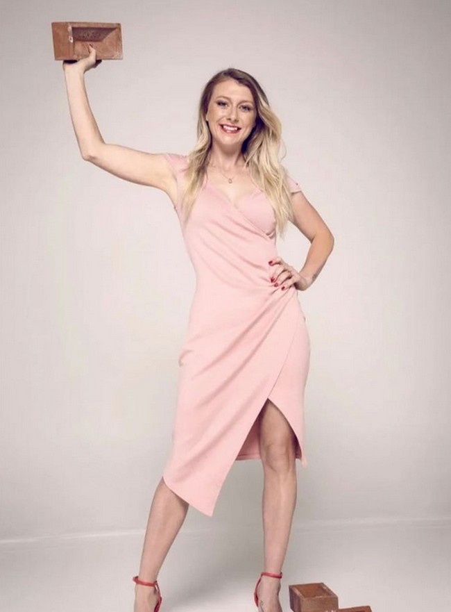 Kenalan dengan wanita bernama Darcie Richards. Darcie jadi viral karena profesinya yang unik, yakni kuli bangunan.  Foto: Instagram