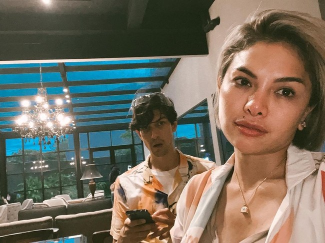 Belum lama ini, Nikita Mirzani mengumbar kedekatannya dengan Dimas Beck secara gamblang di sebuah video yang diunggah di channel YouTube-nya. Ia bercerita tentang kelakuan Dimas saat tidur. (Foto: Instagram)