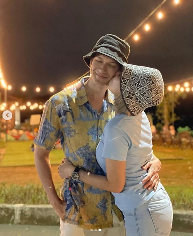 Salah satu memperlihatkan Nikita Mirzani sedang mencium pipi Dimas. Mereka juga terlihat kompak memakai bucket hat. (Foto: Instagram)