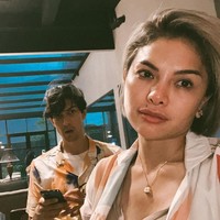 Belum lama ini, Nikita Mirzani mengumbar kedekatannya dengan Dimas Beck secara gamblang di sebuah video yang diunggah di channel YouTube-nya. Ia bercerita tentang kelakuan Dimas saat tidur. (Foto: Instagram)