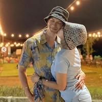 Salah satu memperlihatkan Nikita Mirzani sedang mencium pipi Dimas. Mereka juga terlihat kompak memakai bucket hat. (Foto: Instagram)