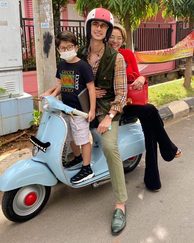 Tak hanya dengan Nikita, Dimas Beck pun dekat dengan putra Nikita. Di sebuah foto, Dimas sedang membonceng Nikita dan putranya dengan vespa. Seperti keluarga bahagia ya? (Foto: Instagram)