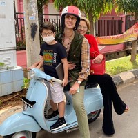 Tak hanya dengan Nikita, Dimas Beck pun dekat dengan putra Nikita. Di sebuah foto, Dimas sedang membonceng Nikita dan putranya dengan vespa. Seperti keluarga bahagia ya? (Foto: Instagram)