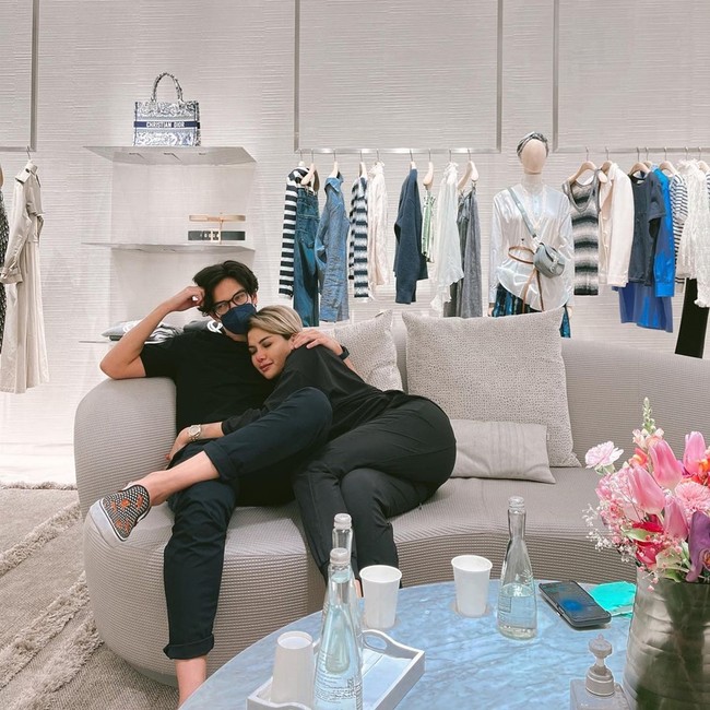 Jadi, pas syuting Bikin Laper itu aku satu kamar, satu tempat tidur sama Dimas Beck. Dia tidur enggak pakai celana dalam. Aku juga enggak pakai celana dalam dan bra, cerita dia. (Foto: Instagram)