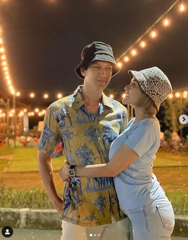 Belum jadi apa-apanya saja aku dipeluk, dikelonin, disayang-sayang, katanya. Namun, lanjut Nikita, tidak terjadi sesuatu antara dirinya dan Dimas, mengingat ketika itu ada rekan mereka yang ikut tidur bersama. (Foto: Instagram)