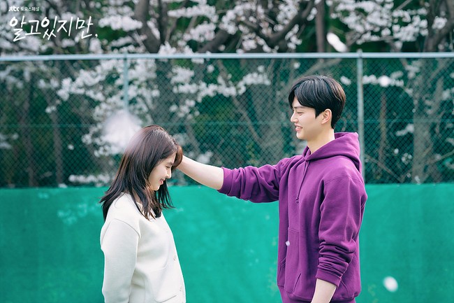 Nevertheless mengisahkan Song Kang dan Han So Hee sebagai anak kuliahan. Meskipun tak lagi berumur 22 tahun, keduanya masih terlihat awet muda. Foto: dok. JTBC