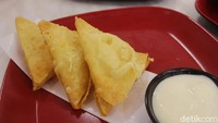 Terakhir ada camilan berupa samosa. Samosa disini berisi keju yang mulur di mulut. Selain itu, kulitnya menggunakan kulit pangsit yang renyah. Foto: detikcom/Riska Fitria